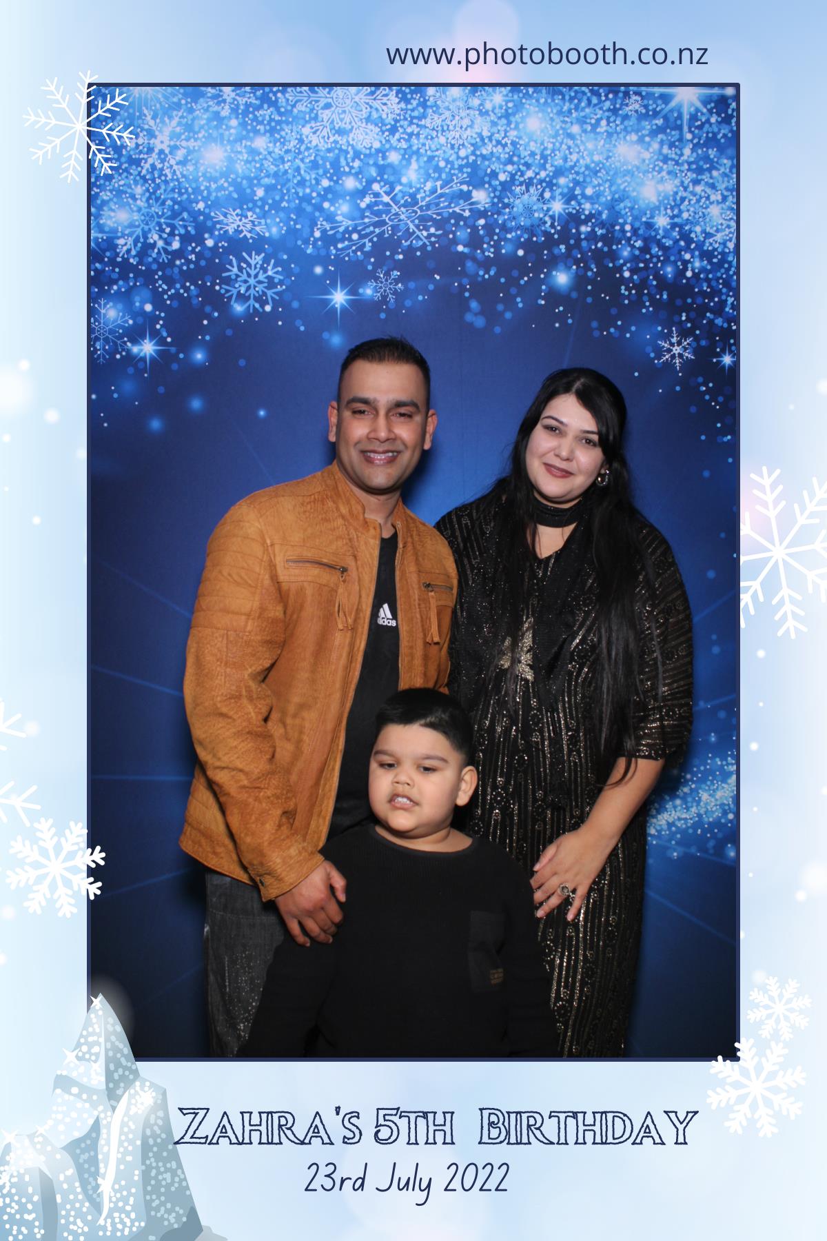 Zahra's 5th Frozen Birthday Party | View more photos from the event at gallery.photobooth.co.nz/u/SelfieCentral/Zahras-5th-Frozen-Birthday-Party