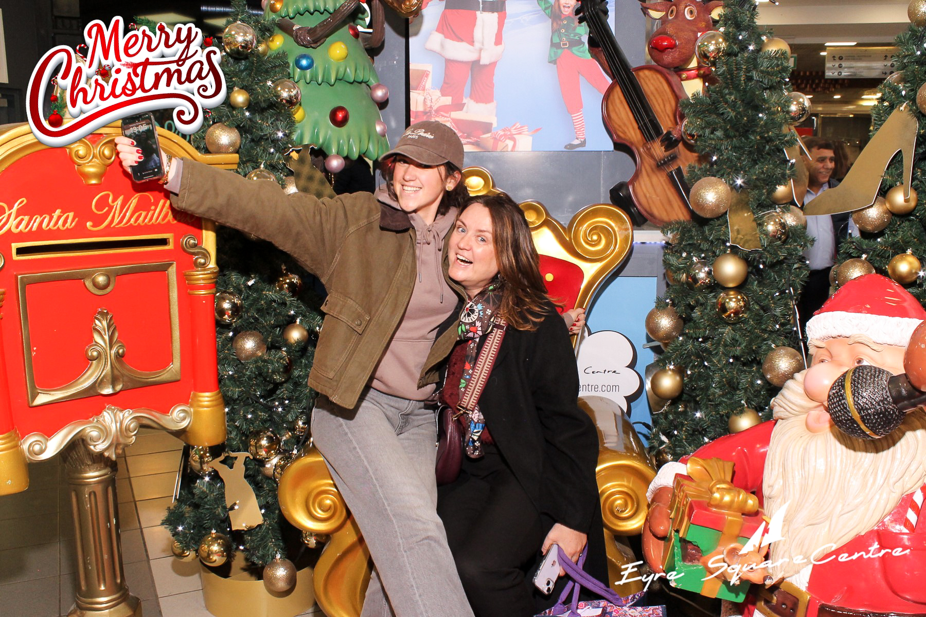 Eyre Square Shopping Centre Xmas Photobooth | View more photos from the event at gallery.snapmagic.ie/u/SnapMagic/Eyre-Square-Shopping-Centre-Xmas-Photobooth