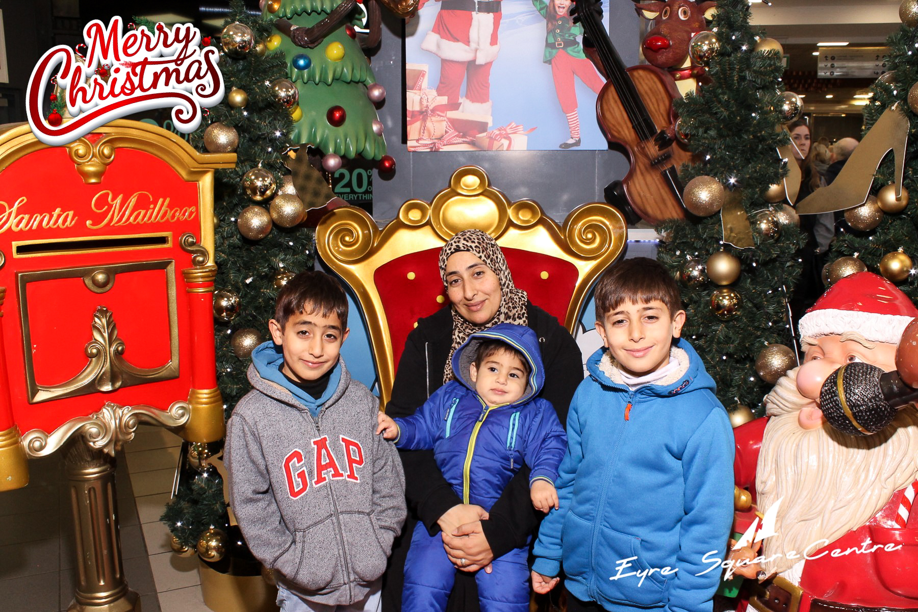 Eyre Square Shopping Centre Xmas Photobooth | View more photos from the event at gallery.snapmagic.ie/u/SnapMagic/Eyre-Square-Shopping-Centre-Xmas-Photobooth