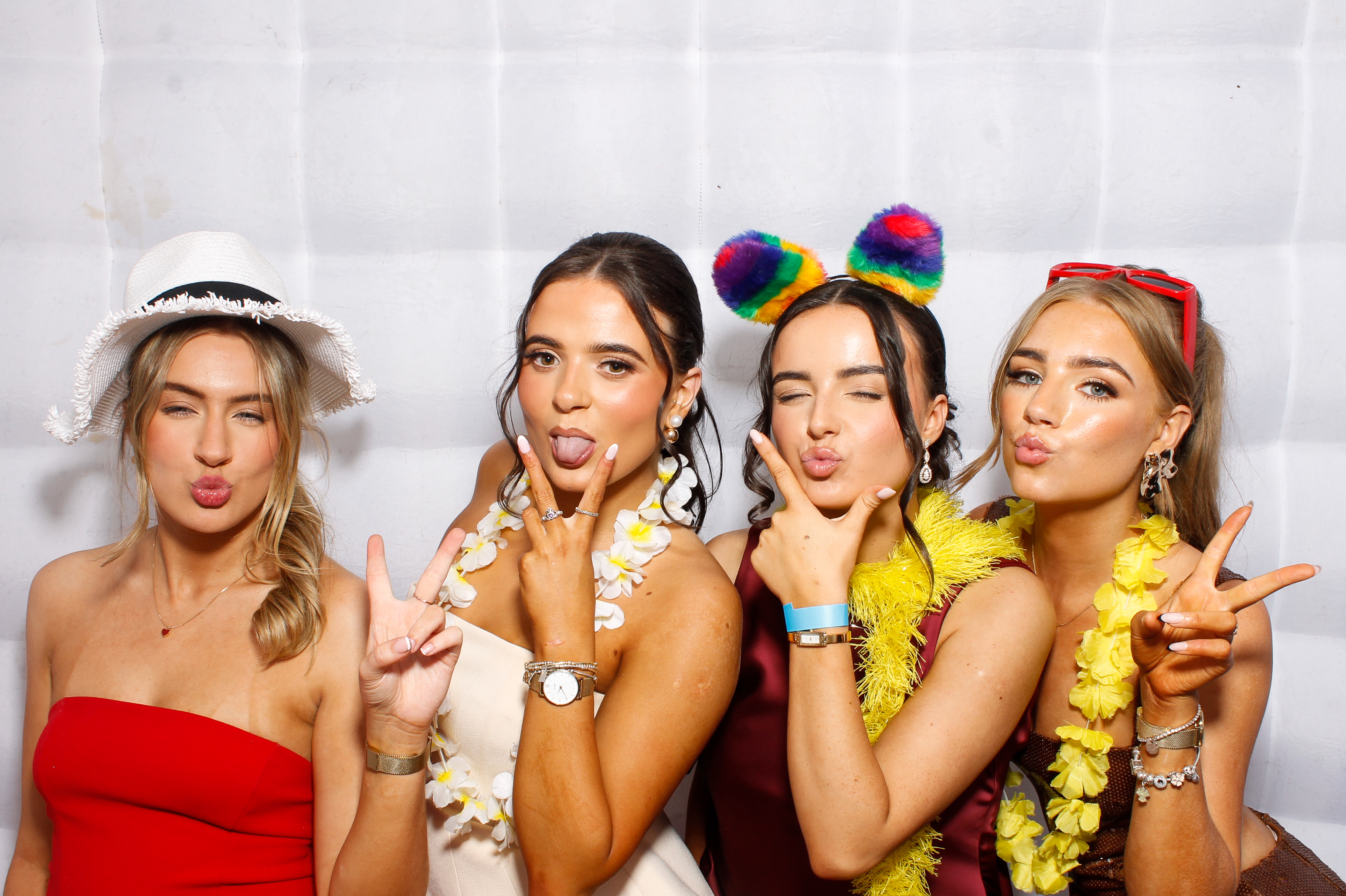 Carndonagh CS Formal '25 | View more photos from the event at gallery.snapmagic.ie/u/SnapMagic/Carndonagh-CS-Formal-25