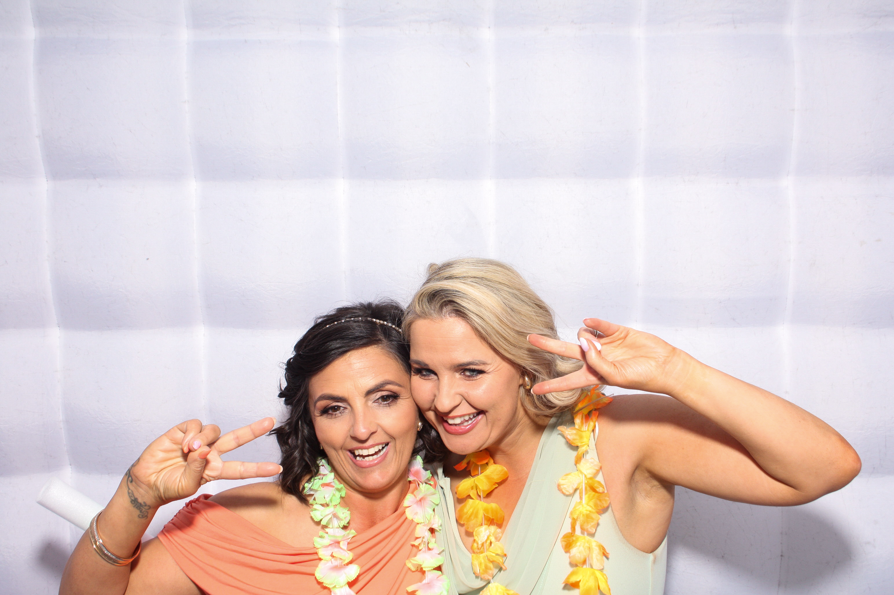 Danielle & Simon | View more photos from the event at gallery.snapmagic.ie/u/SnapMagic/Danielle-Simon