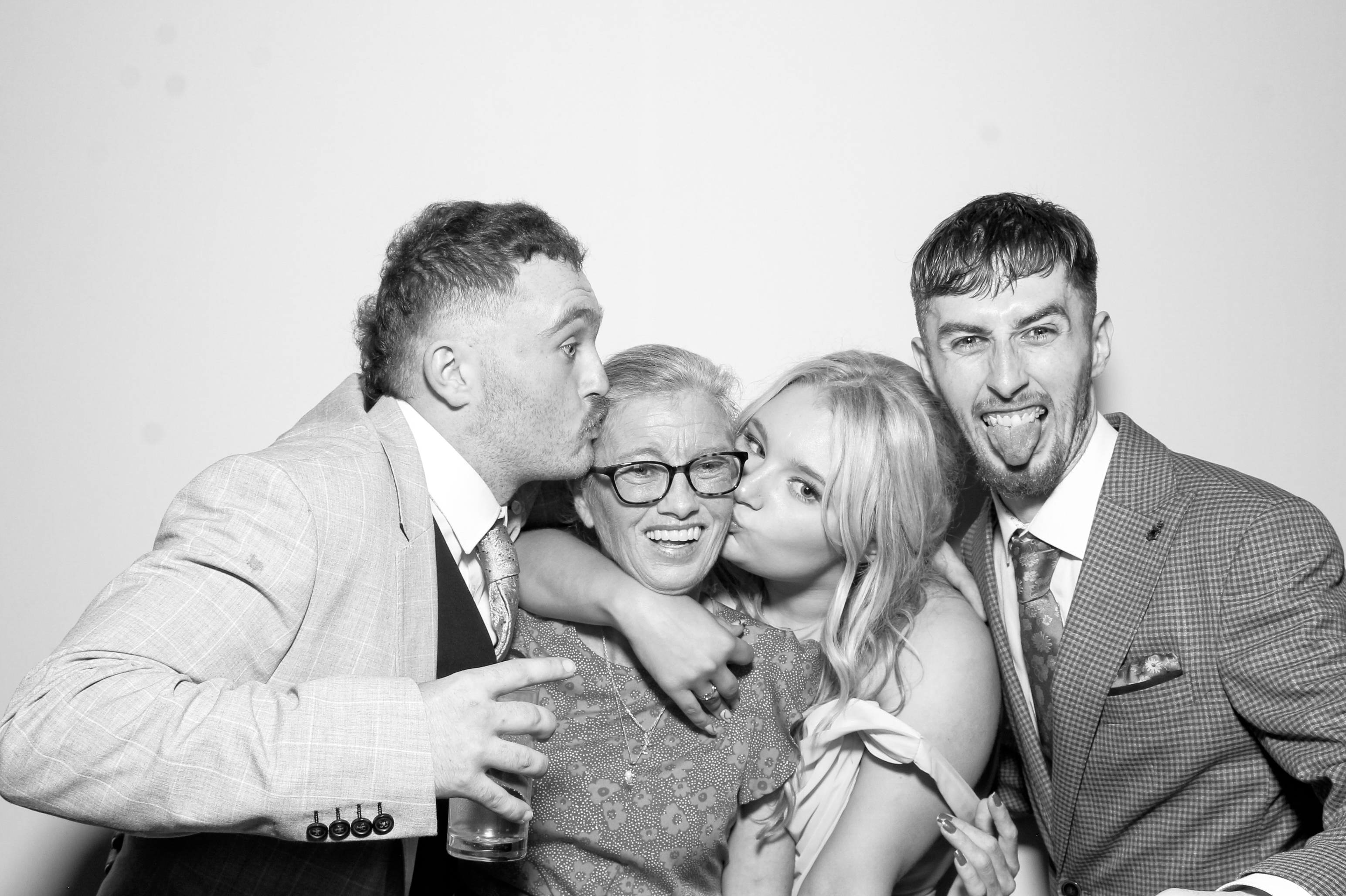 Sarah & Danny | View more photos from the event at gallery.snapmagic.ie/u/SnapMagic/Sarah-Danny