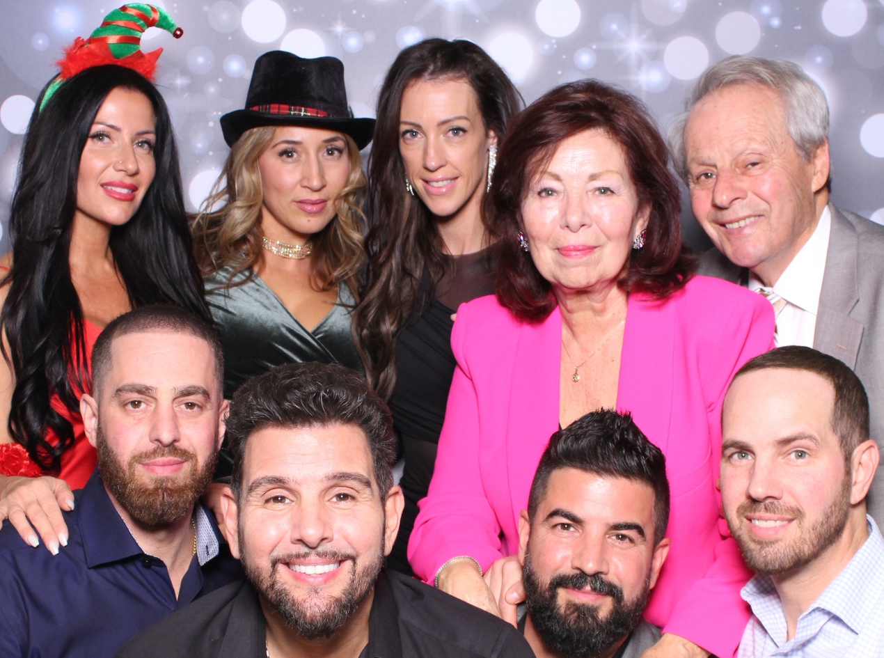 BIS Christmas 2023  | View more photos from the event at gallery.myselfiemirror.ca/u/romanmyselfiemirrorca/BIS-Christmas-2023