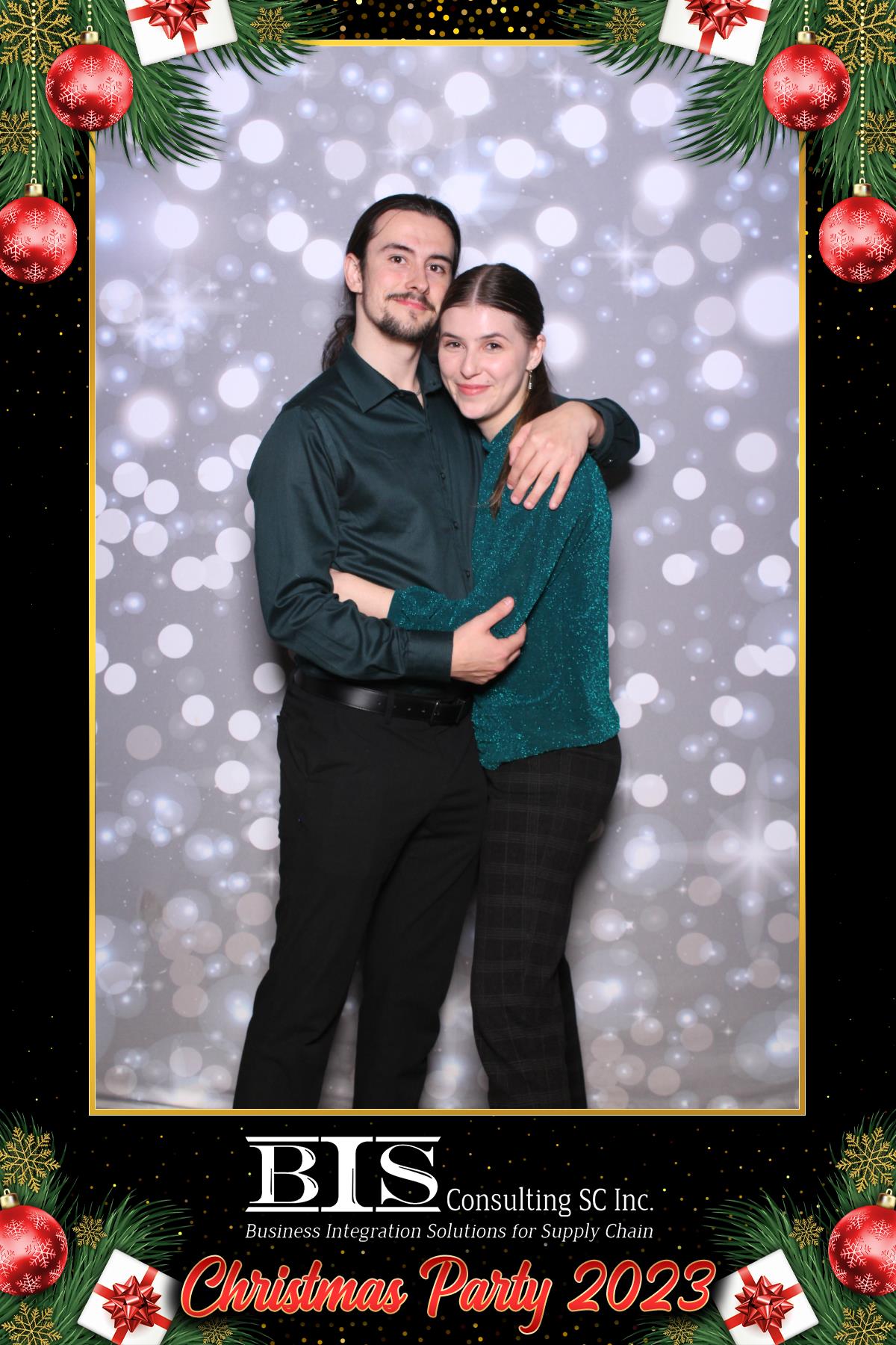 BIS Christmas 2023  | View more photos from the event at gallery.myselfiemirror.ca/u/romanmyselfiemirrorca/BIS-Christmas-2023