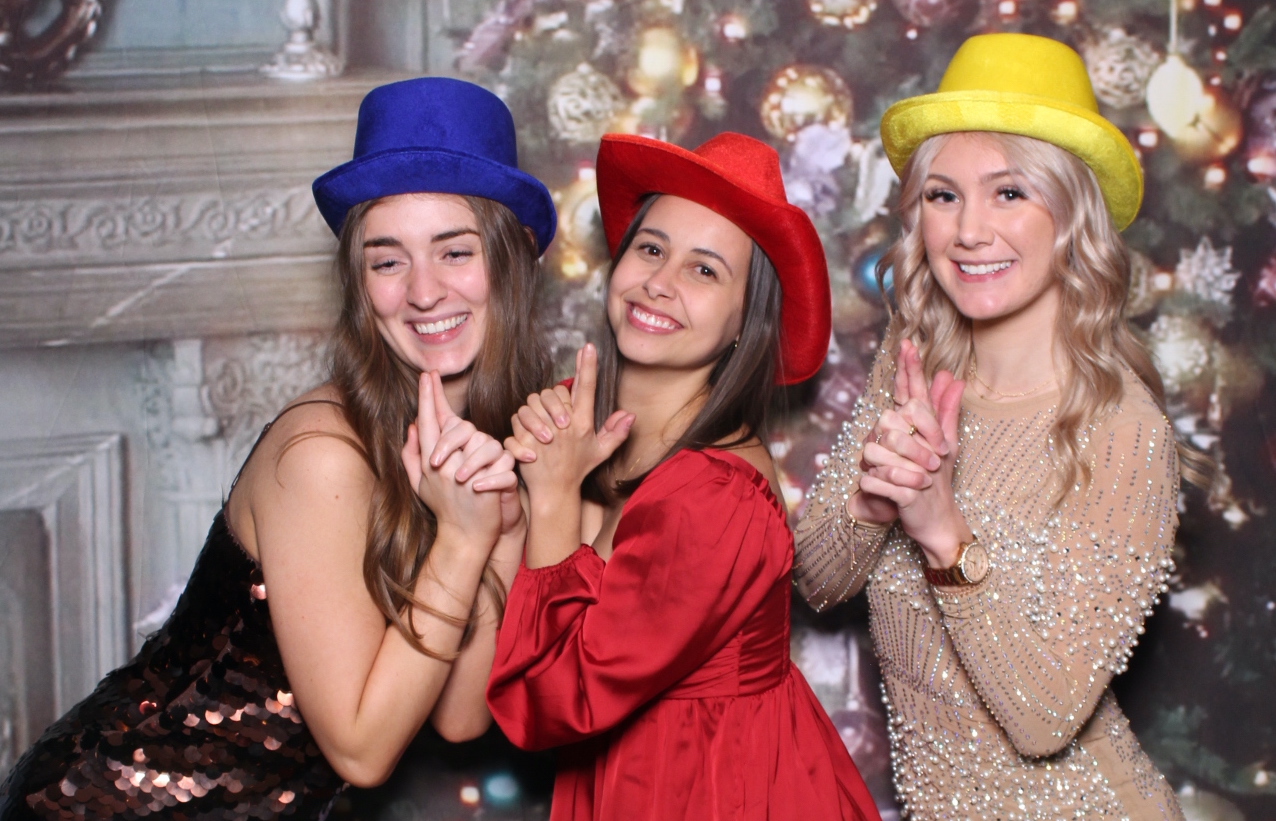 EXR Holiday Party  | View more photos from the event at gallery.myselfiemirror.ca/u/romanmyselfiemirrorca/EXR-Holiday-Party