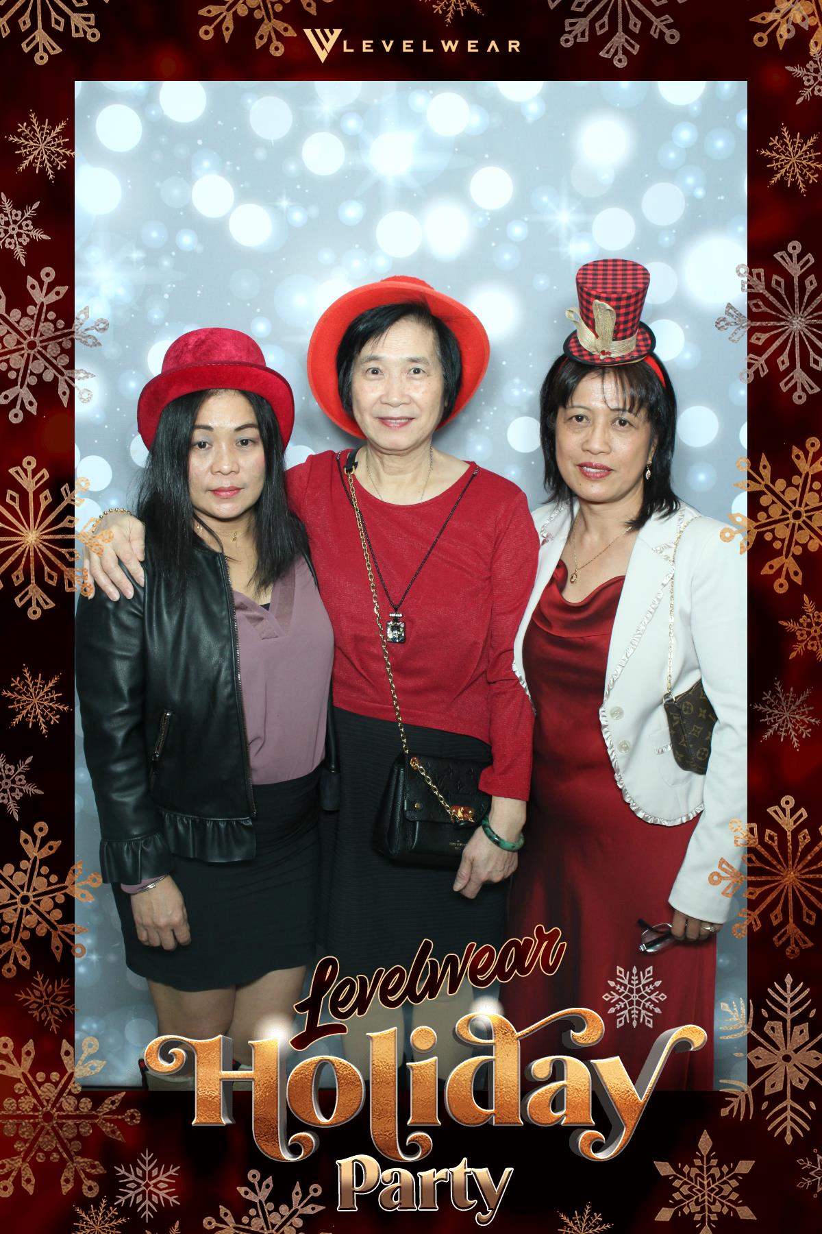 Levelwear Holiday Party | View more photos from the event at gallery.myselfiemirror.ca/u/romanmyselfiemirrorca/Levelwear-Holiday-Party