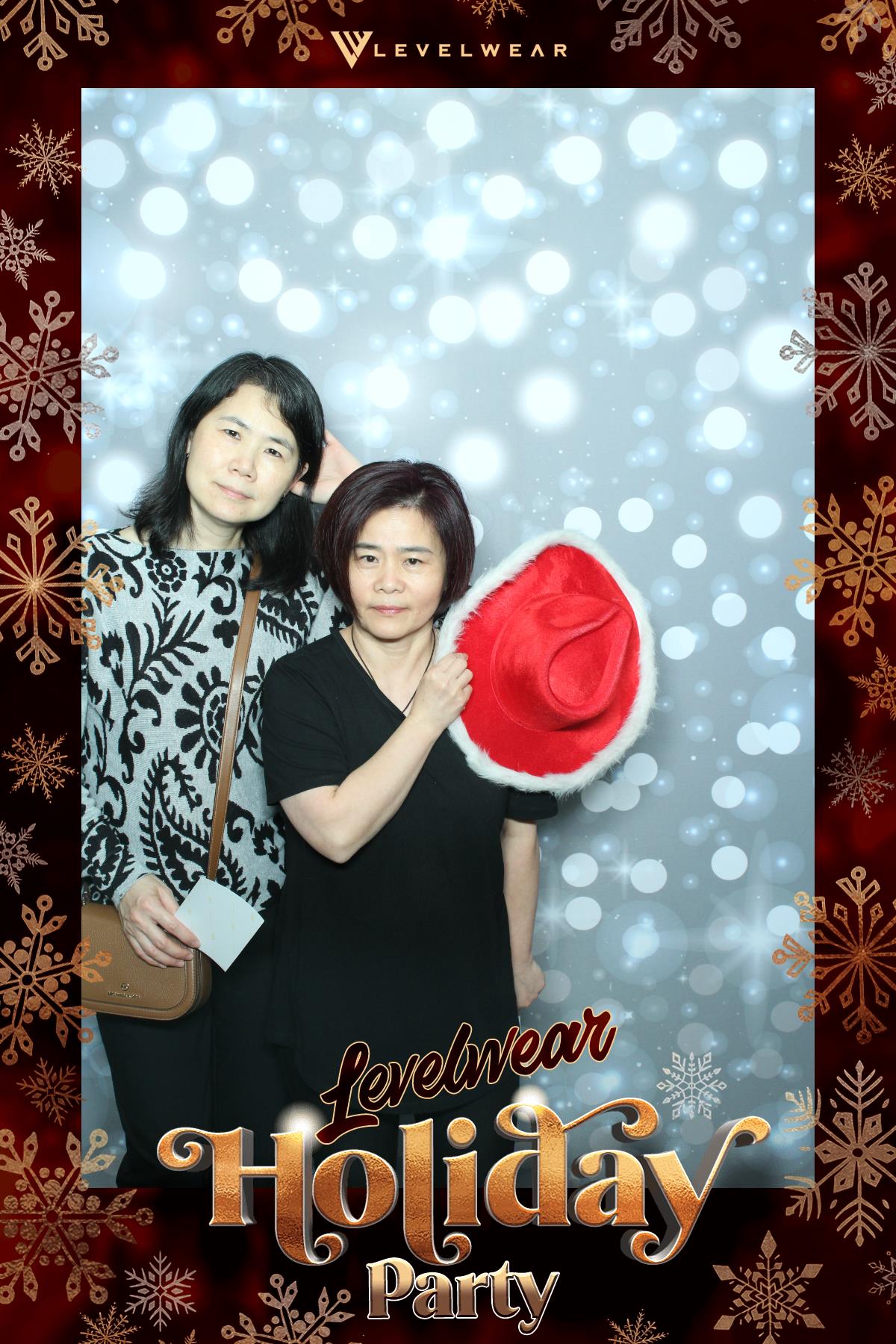 Levelwear Holiday Party | View more photos from the event at gallery.myselfiemirror.ca/u/romanmyselfiemirrorca/Levelwear-Holiday-Party