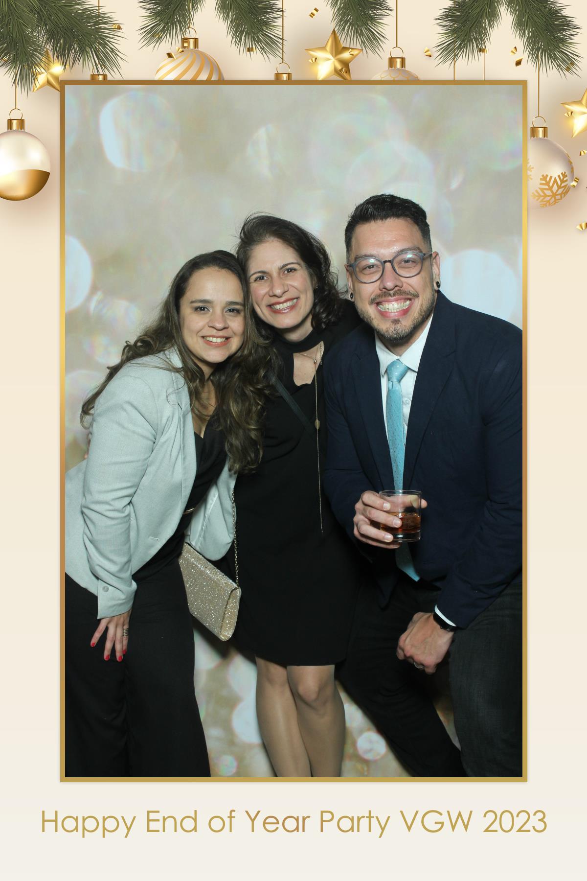 VGW End of Year Party | View more photos from the event at gallery.myselfiemirror.ca/u/romanmyselfiemirrorca/VGW-End-of-Year-Party