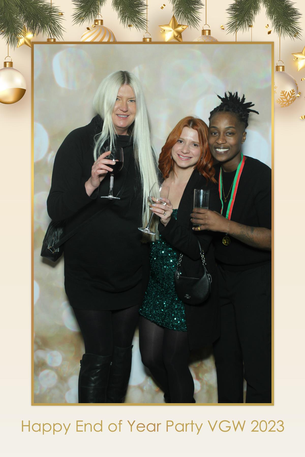 VGW End of Year Party | View more photos from the event at gallery.myselfiemirror.ca/u/romanmyselfiemirrorca/VGW-End-of-Year-Party