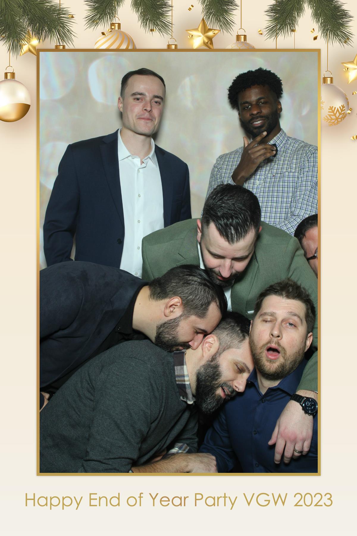 VGW End of Year Party | View more photos from the event at gallery.myselfiemirror.ca/u/romanmyselfiemirrorca/VGW-End-of-Year-Party