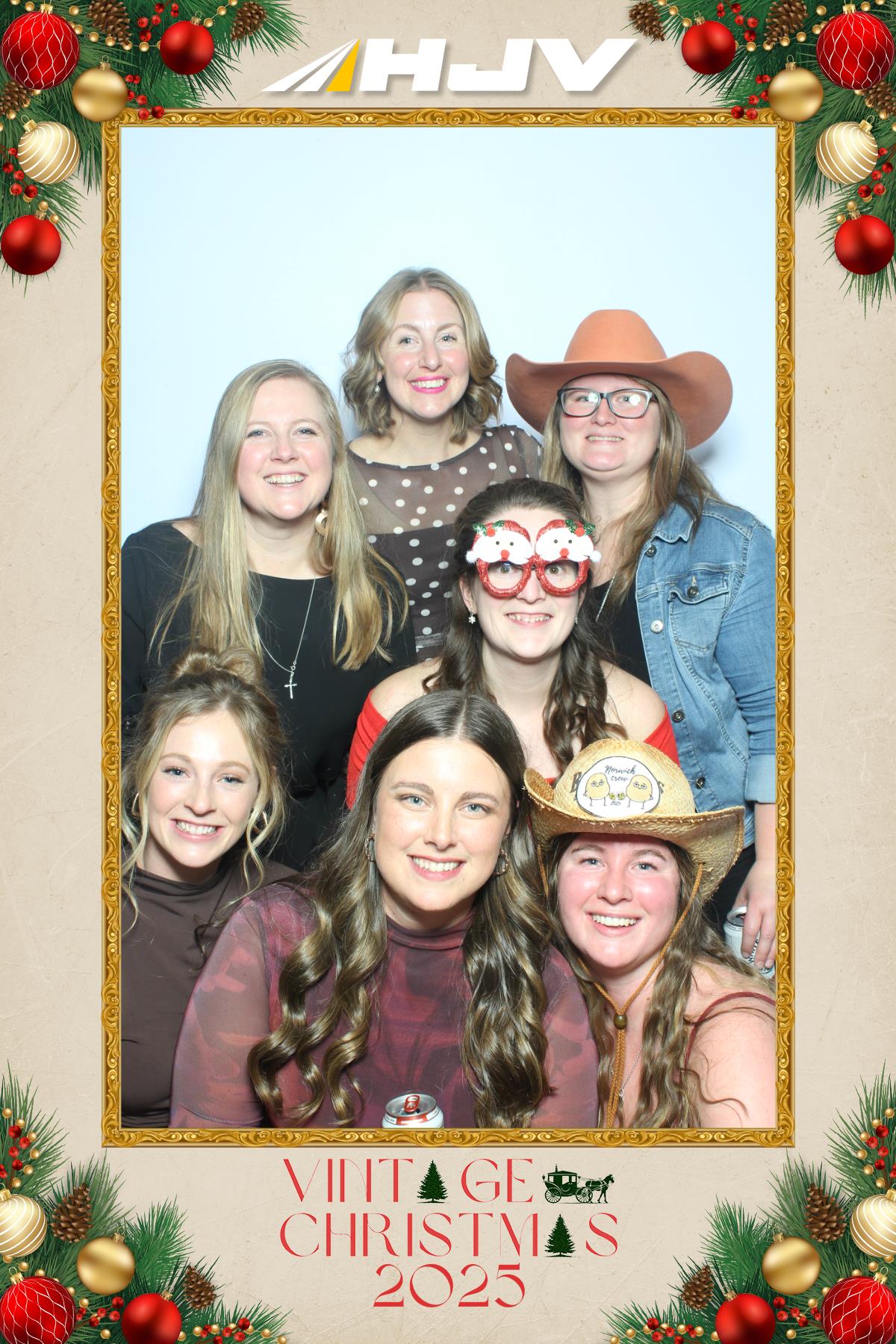HJV Vintage Christmas 2025 | View more photos from the event at gallery.myselfiemirror.ca/u/romanmyselfiemirrorca/HJV-Vintage-Christmas-2025