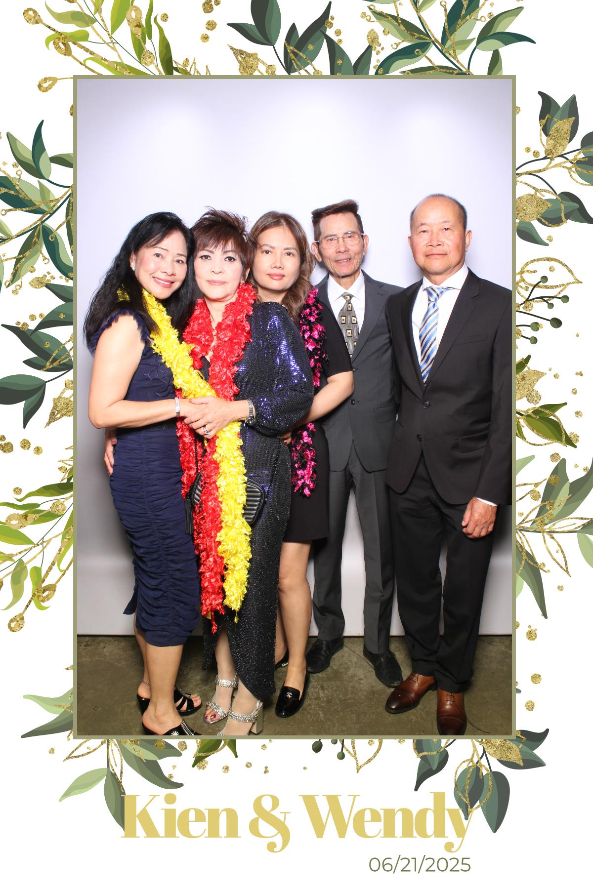 Kien & Wendy  | View more photos from the event at gallery.myselfiemirror.ca/u/romanmyselfiemirrorca/Kien-Wendy
