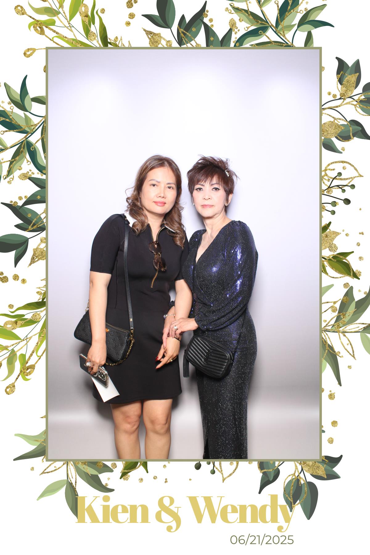 Kien & Wendy  | View more photos from the event at gallery.myselfiemirror.ca/u/romanmyselfiemirrorca/Kien-Wendy