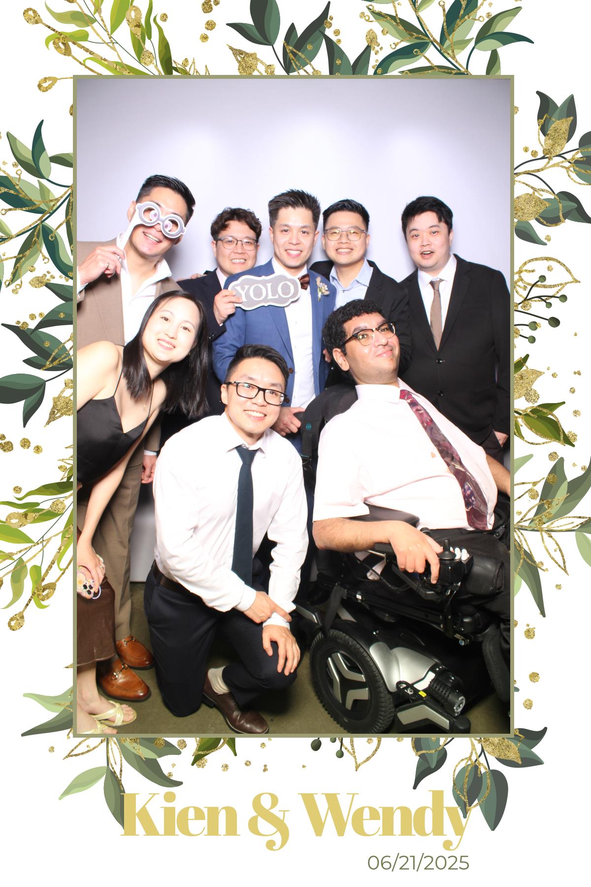 Kien & Wendy  | View more photos from the event at gallery.myselfiemirror.ca/u/romanmyselfiemirrorca/Kien-Wendy